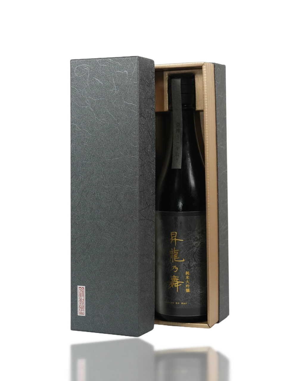 The complete Shoryu No Mai Junmai Daiginjo 720ml set, including the "Dance of the Rising Dragon" bottle and its official elegant gift box, the perfect choice for success and prosperity gifting.